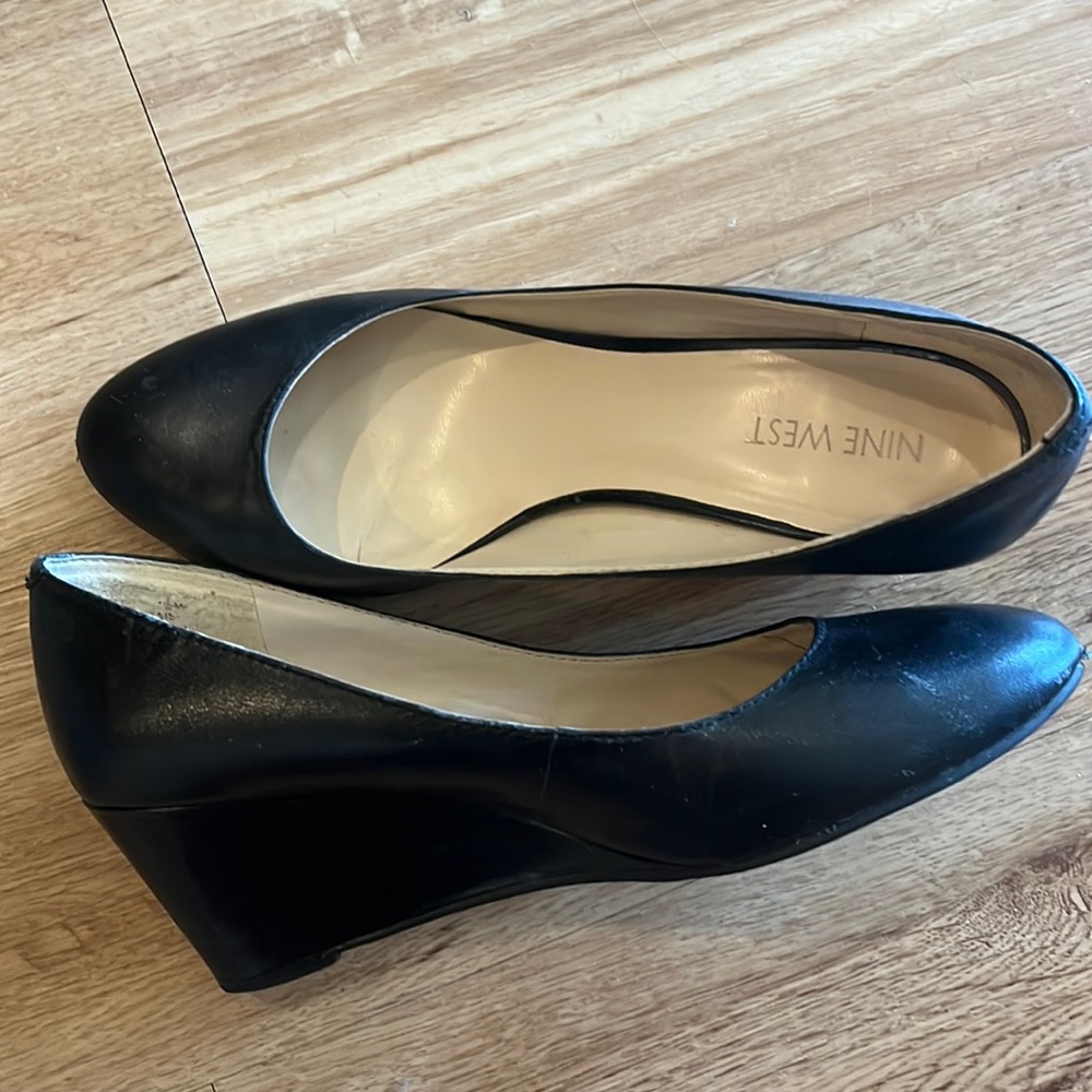 Excellent used condition- black wedge- 7.5